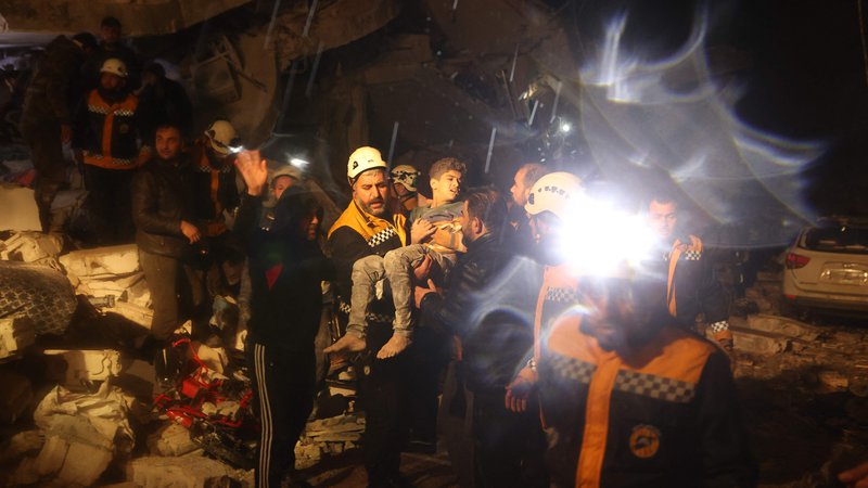 Fotografija: Reševanje v Idlibu. FOTO: Aaref Watad/AFP
