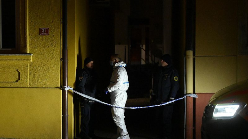 Fotografija: Policisti so iskali sledi. FOTO: Jure Zaunikar/Vestnik
