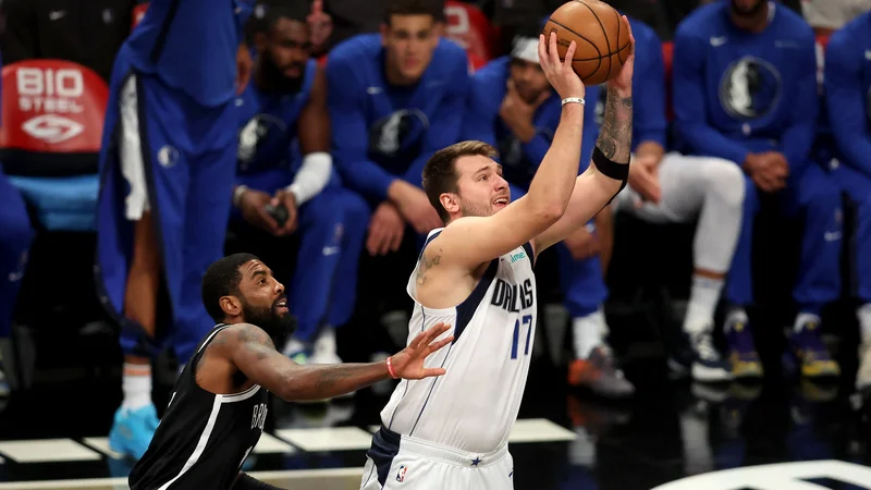 Kyrie Irving (levo) ne bo več lovil Luke Dončića po igrišču, z njim bo sodeloval. FOTO: Brad Penner/USA Today Sports