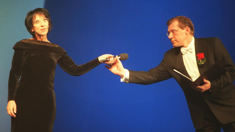 Fotografija: Tako je 7. februarja 2000 Makarovičeva vzela v roke mikrofon (podal ji ga je voditelj Prešernove proslave Aleš Valič) in povedala, da nagrado »seveda« v celoti zavrača. FOTO: Marijan Zlobec
