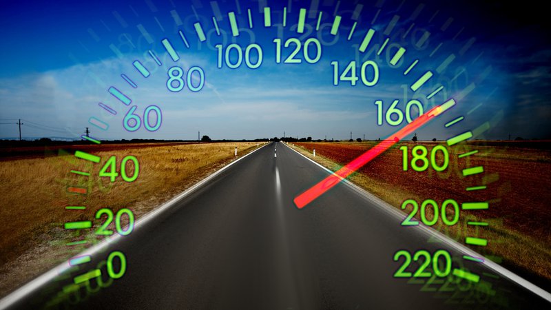 Fotografija: Najhitreje vozimo po domačih cestah, ker imamo občutek, da cesto dobro poznamo. FOTO: Shutterstock
