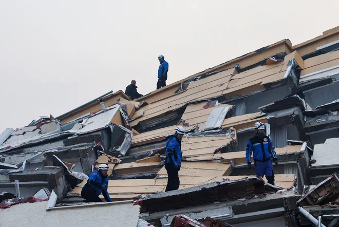 Reševalci iščejo morebitne preživele v Hatayu v Turčiji. FOTO:  Umit Bektas/Reuters
