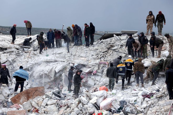 Turške in sirske ekipe za odzivanje na nesreče poročajo, da je bilo v več mestih porušenih več kot 5600 stavb, med njimi številni večnadstropni stanovanjski bloki, v katerih so ob prvem potresu prebivalci spali. FOTO: Omar Haj Kadour/AFP
