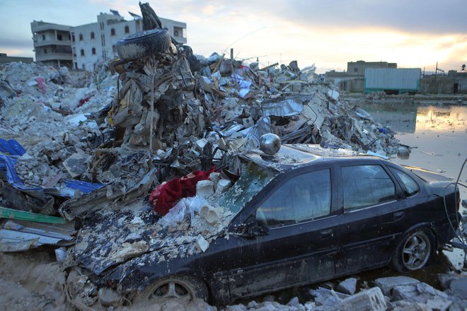 Turške in sirske ekipe za odzivanje na nesreče poročajo, da je bilo v več mestih porušenih več kot 5600 stavb (prizor iz Sarmade v Idlibu). FOTO: Aaref Watad/AFP
