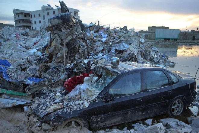 Turške in sirske ekipe za odzivanje na nesreče poročajo, da je bilo v več mestih porušenih več kot 5600 stavb (prizor iz Sarmade v Idlibu). FOTO: Aaref Watad/AFP