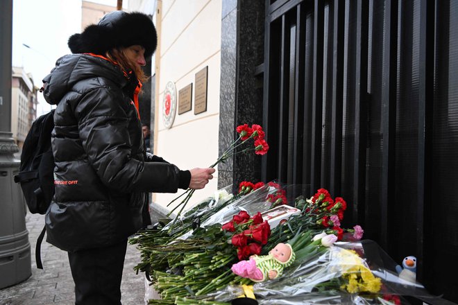 Turčija je včeraj razglasila sedemdnevno žalovanje. Na fotografiji ženska polaga cvetje pred turškim veleposlaništvom v Moskvi. FOTO: Natalia Kolesnikova/AFP
