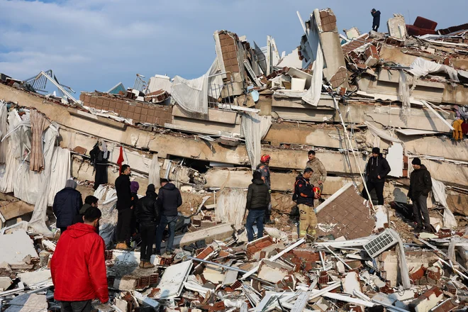 Iskanje preživelih v Hatayi v Turčiji. FOTO: Umit Bektas/Reuters
