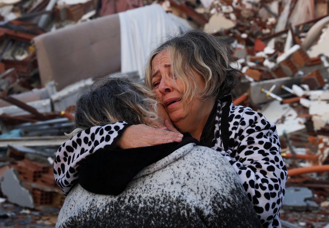 Stiske ljudi, ki so izgubili svoje bližnje. FOTO: Umit Bektas/Reuters

