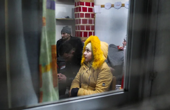 Deklica v začasnem zatočišču v Alepu v Siriji. FOTO: Firas Makdesi/Reuters