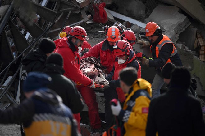 V okviru mehanizma EU na področju civilne zaščite je bilo za pomoč Turčiji po uničujočem potresu doslej mobiliziranih 27 zdravstvenih ekip ter ekip za iskanje in reševanje. FOTO: Ozan Kose/AFP

