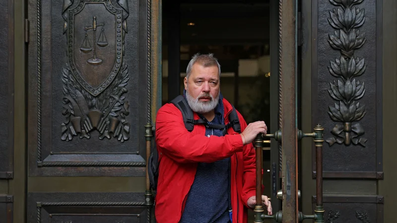 Fotografija: Odgovorni urednik Nove gazete Dmitri Muratov pred poslopjem ruskega vrhovnega sodišča, ki je septembra lani časniku odzvelo dovoljenje za izdajanje spletne edicije. Foto REUTERS/Evgenia Novozhenina