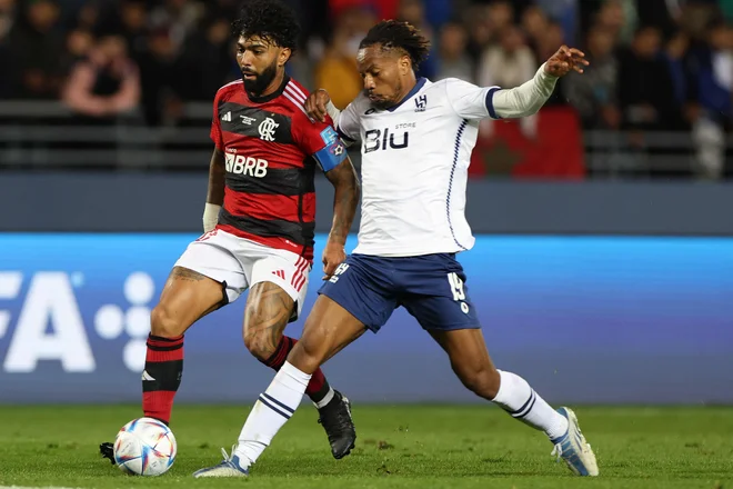 Zvezni igralec Arabcev Andre Carrillo (desno) in brazilski adut Gabriel Barbosa. FOTO: Fadel Senna/AFP
