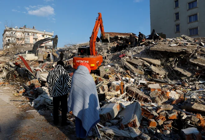 Reševalne ekipe se trudijo, da bi čim prej dosegle prizadeta območja. FOTO: Suhaib Salem/Reuters
