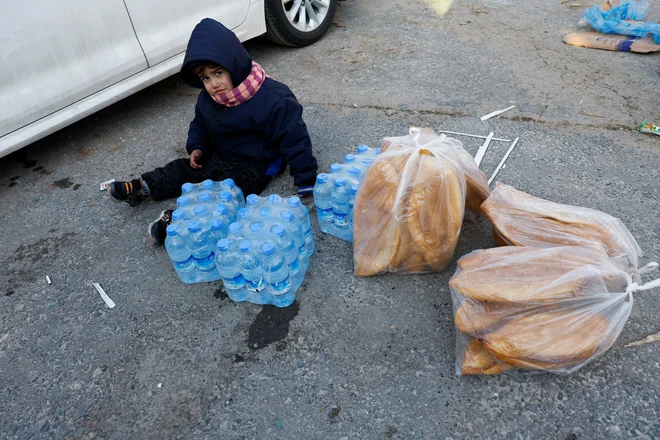 Umrlo je tudi veliko otrok. FOTO: Suhaib Salem/Reuters
