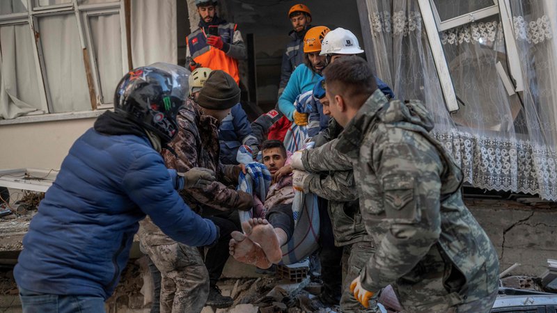 Fotografija: V Turčiji so v zadnjih dveh dneh izpod ruševin potegnili več kot 8000 ljudi. FOTO: Bulent Kilic/AFP

