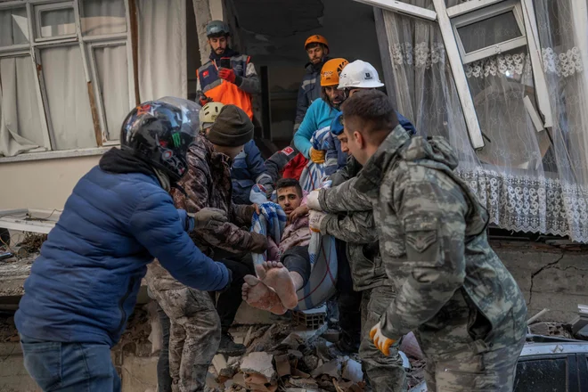 V Turčiji so v zadnjih dveh dneh izpod ruševin potegnili več kot 8000 ljudi. FOTO: Bulent Kilic/AFP
