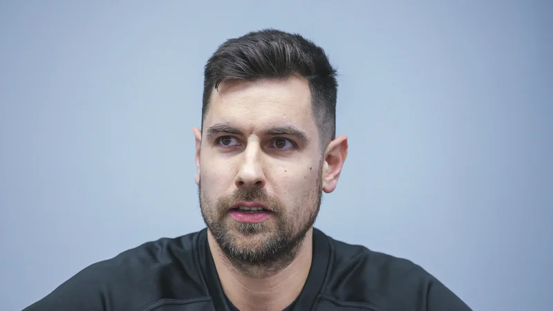 Gašper Krošelj je že vrsto let številka 1 med slovenskimi hokejskimi vratarji. FOTO:&nbsp;Jože Suhadolnik/Delo
