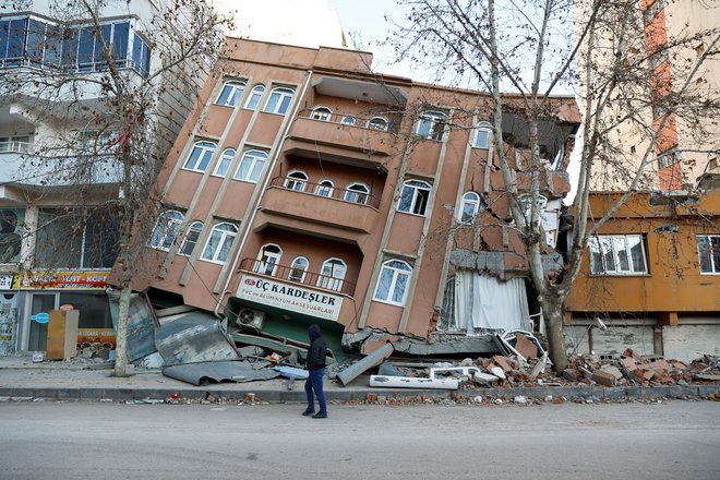 Uničena stavba v Pazarciku v Turčiji. FOTO: Suhaib Salem/Reuters
