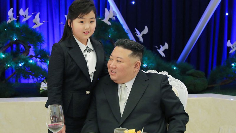 Fotografija: Severnokorejskega predsednika Kim Džong Una sta na paradi ob 75. obletnici vojske spremljali žena in hči, ki je požela veliko pozornosti. Prisotnost Kim Chu-ae, ki naj bi bila stara 10 ali 11 let, na nočni paradi in na banketu pred parado, kjer je sedela na osrednjem sedežu med staršema, je okrepila namigovanja, da bi lahko postala očetova naslednica. Foto: Stringer/Afp

