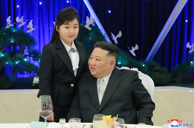Severnokorejskega predsednika Kim Džong Una sta na paradi ob 75. obletnici vojske spremljali žena in hči, ki je požela veliko pozornosti. Prisotnost Kim Chu-ae, ki naj bi bila stara 10 ali 11 let, na nočni paradi in na banketu pred parado, kjer je sedela na osrednjem sedežu med staršema, je okrepila namigovanja, da bi lahko postala očetova naslednica. Foto: Stringer/Afp