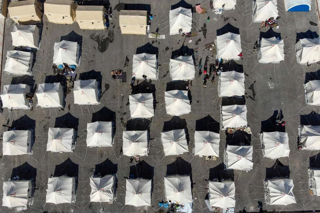 Šotori, namenjeni ljudem, ki so ostali brez doma, v Jindayrisu. FOTO: Rami Al Sayed/AFP
