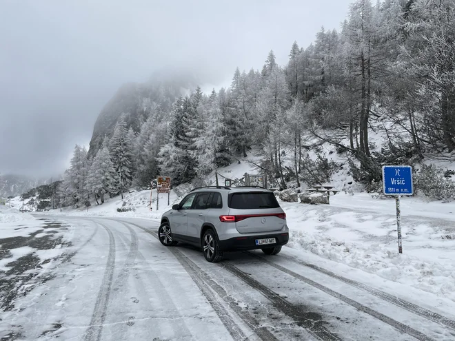 Med vzponom na Vršič se je baterija spraznila za 12 odstotkov in doseg zmanjšal za 41 kilometrov, s spustom v dolino pa smo pridelali 2 odstotka baterije in 2 kilometra dosega. FOTO: Blaž Kondža
