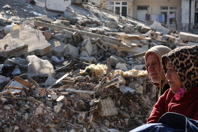 Upanja za preživetje tistih, ki so ostali pod ruševinami, je vse manj. FOTO: Umit Bektas/Reuters

