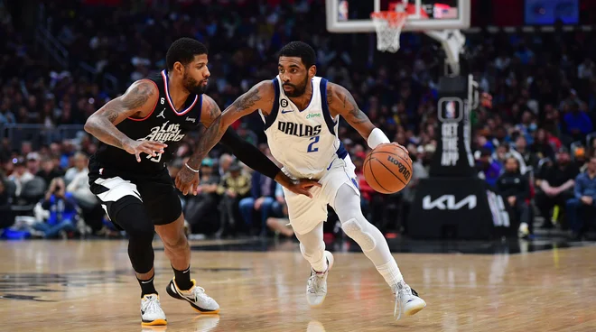 Kyrie Irving (z žogo) se je brez težav spopadel tudi s Paulom Georgom. FOTO: Gary A. Vasquez/USA Today Sports

