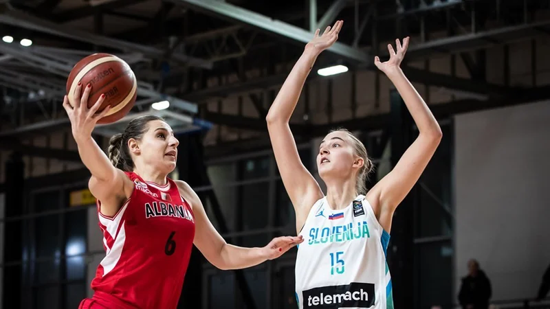 197 cm visoka Mojca Jelenc (desno) je dobro opravila svoje delo v obrambi in napadu. FOTO: FIBA