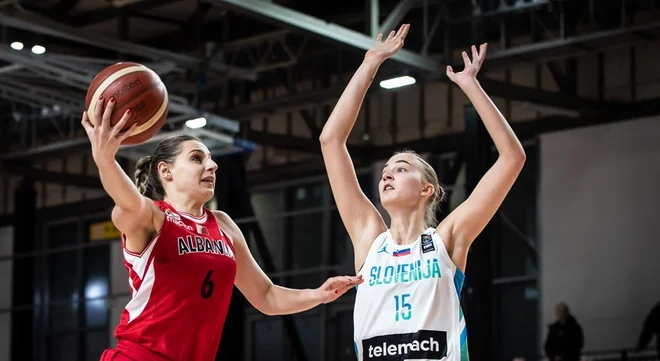 197 cm visoka Mojca Jelenc (desno) je dobro opravila svoje delo v obrambi in napadu. FOTO: FIBA
