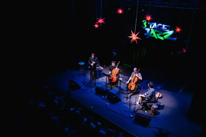 Louis Sclavis je v družbi violončelistov Bruna Ducreta in Jeana Philippa Feysa ter tolkalca Keyvana Chemiranija Zarba slikal neskončne melodično-ritmične pokrajine. Foto Michael Geissler
