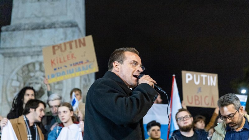 Fotografija: Čedomir Stojković na protivojnem protestu v organizaciji Rusov, ki so po začetku vojne v Ukraijini pribežali v Srbijo. FOTO: Marko Risović
