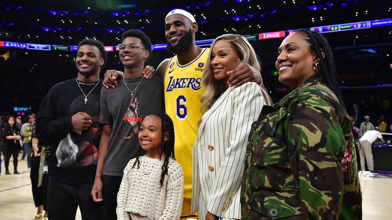 Fotografija: LeBron James se je po tekmi, na kateri je dosegel rekord, fotografiral z otroki, ženo in mamo. Foto Gary A. Vasquez/USA Today Sports
