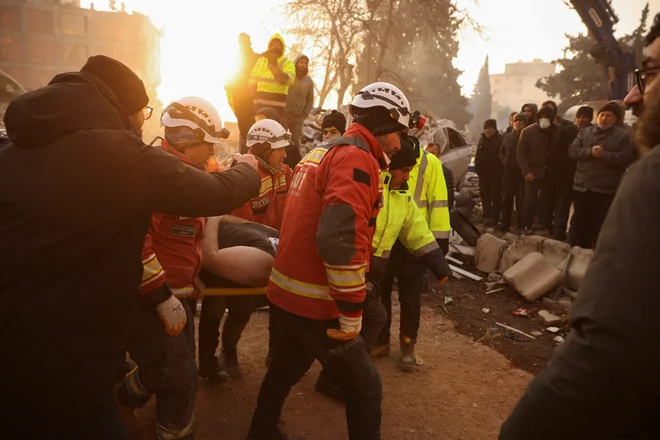 Tridesetletnega moškega so rešili iz ruševin v Kahramanmaraşu. FOTO: Stoyan Nenov/Reuters
