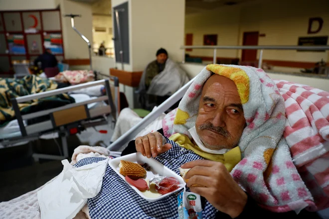 Preživele so namestili v zasilne bolnišnice in nastanitvene objekte. FOTO: Suhaib Salem/Reuters
