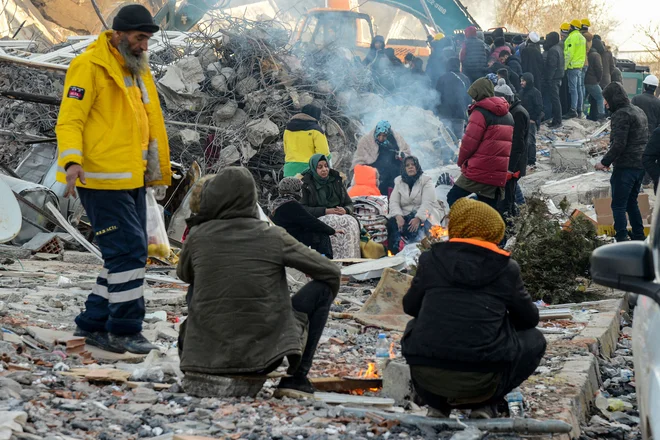 Preživelim grozi hud mraz. FOTO: Ilyas Akengin/AFP
