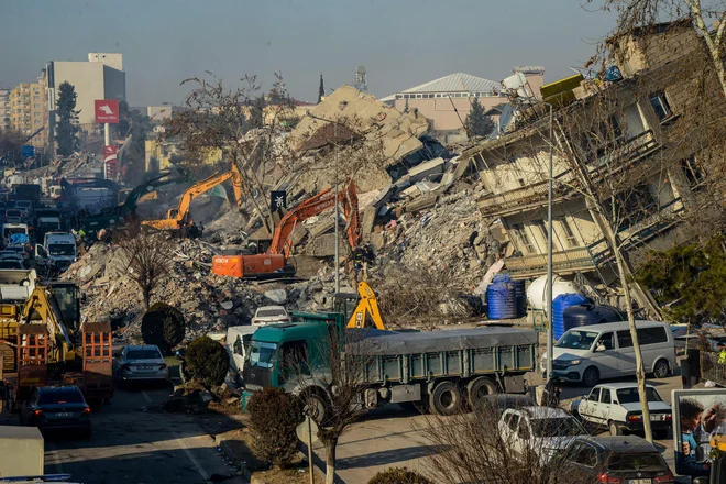 Reševalci bijejo bitko s časom. FOTO: Ilyas Akengin/AFP
