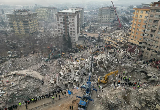 Tudi domačini težko prepoznajo razdejani Kahramanmaras. FOTO: Stoyan Nenov/Reuters
