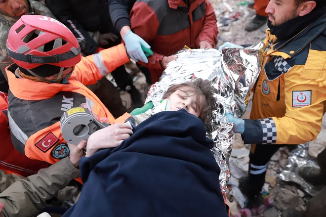 Turškega dečka jim je uspelo potegniti izpod ruševin. FOTO:&nbsp;Stringer Reuters
