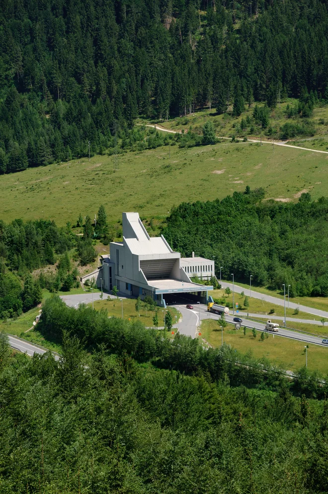 V portalnem objektu karavanškega predora so nameščene naprave za vsesavanje zraka. FOTO: Miran Kambič
