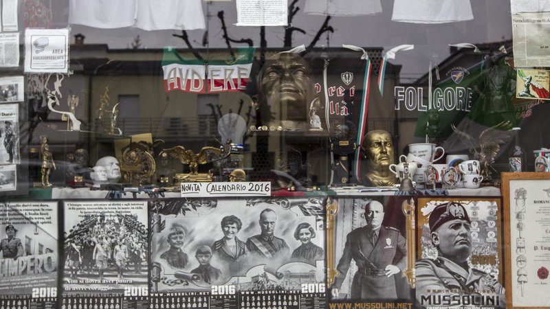 Fotografija: Trgovine s fašističnimi spominki v Mussolinijevem rojstnem kraju Predappio 27. marca 2016. FOTO VORANC VOGEL/DELO
