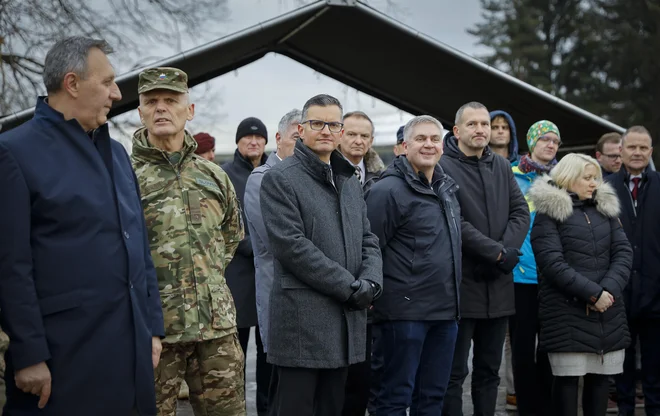 Na ministrstvu za obrambo, ki ga vodi Marjan Šarec, napovedujejo, da bo &raquo;vse skupaj končano predvidoma v prvi polovici leta&laquo;. FOTO: Jože Suhadolnik/Delo
