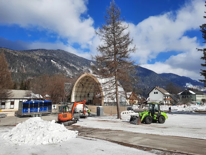 Med hoteloma Kompas in Ramada Resort že nastaja prireditveni prostor, Trg zmagovalcev, za največji športni dogodek v zgodovini Slovenije. FOTO: Saša Bojc
