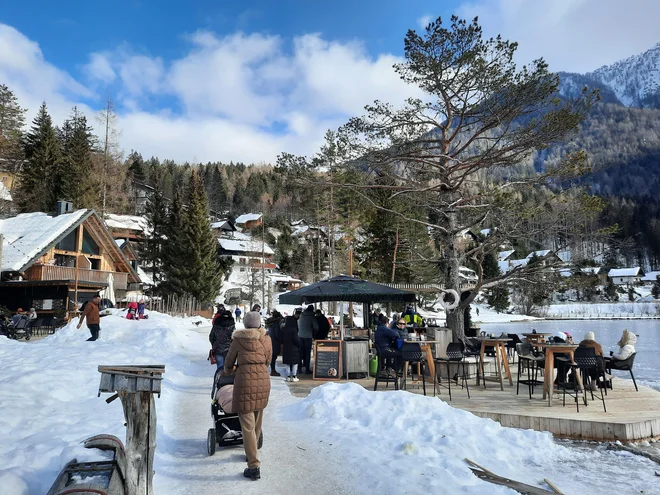 Zelo zasedena, včasih so zadnjega stola, je ob sončnih zimskih dneh tudi objezerska gostinska terasa v Jasni. FOTO: Saša Bojc

