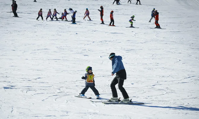 Učne ure smučanja so polno zasedene, tako individualne kot smučarski tečaji. FOTO: Jože Suhadolnik
