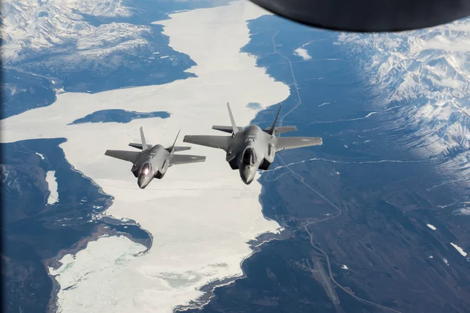 Vojaška letala nad Aljasko na arhivski fotografiji z aprila 2020.&nbsp;FOTO: Us Air Force/Reuters
