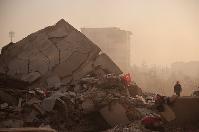 V petek so reševalci uspeli rešiti 10 dni starega dečka in njegovo mamo, ki sta bila ujeta pod ruševinami ene od zgradb v Turčiji. FOTO: Stoyan Nenov/Reuters
