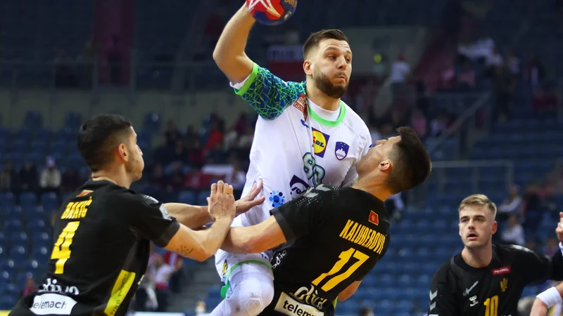 Aleks Vlah (z žogo) med nastopom na letošnjem svetovnem prvenstvu v obračunu s Črnogorci. FOTO: Kacper Pempel/Reuters