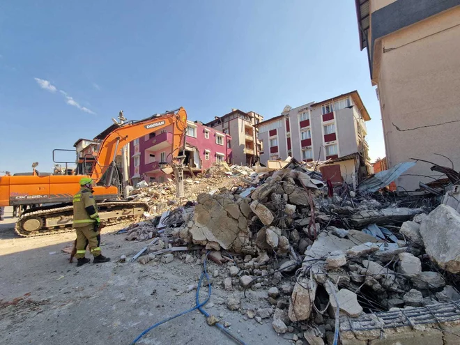 Slovenski reševalci v Turčiji pomagajo pri iskanju preživelih. FOTO: Uprava RS za zaščito in reševanje
