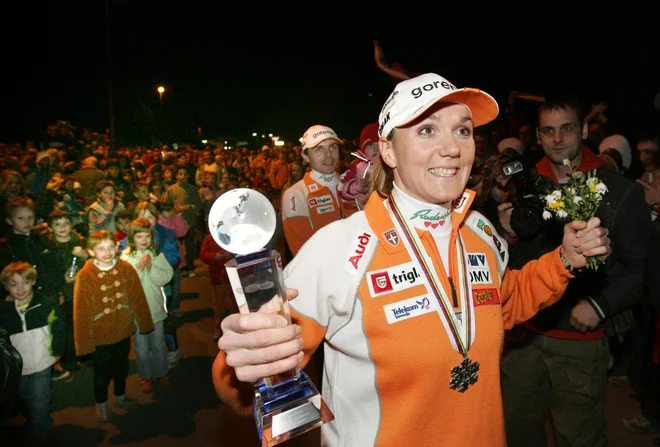 Petra Majdič je na sprejemu v Dolu pri Ljubljani ponosno pokazala srebrno kolajno s SP leta 2007 v Saporu. FOTO: Blaž Samec